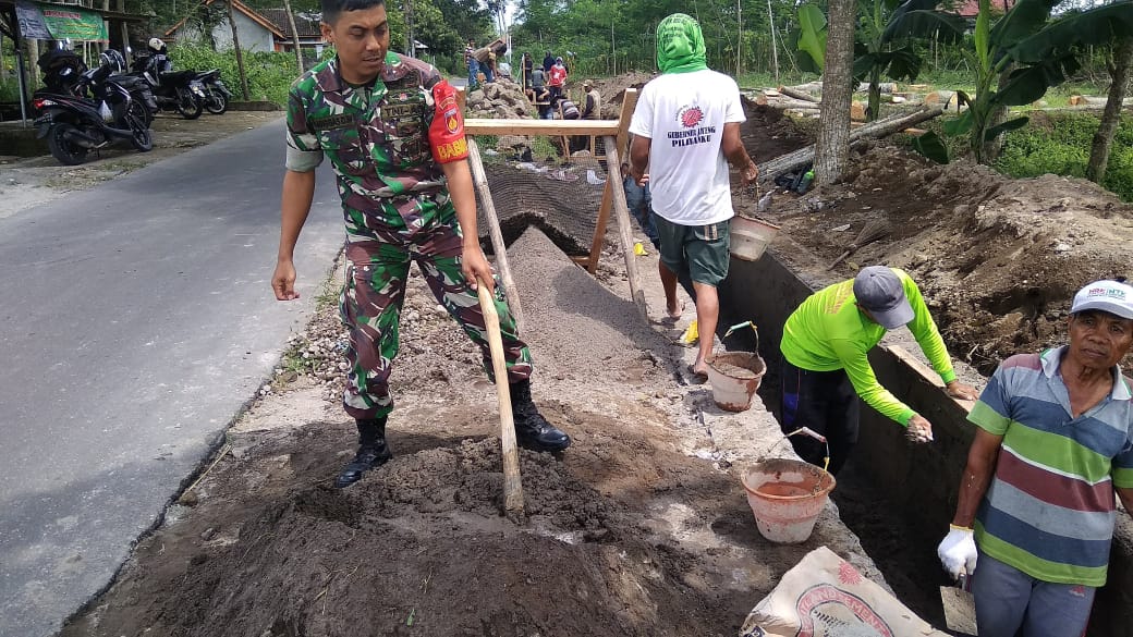 Babinsa Denggungan Turun Tangan Bangun Talud, Wujud Nyata TNI Bersama Rakyat Perkuat Akses Jalan Desa whatsapp image 2026 07 21 at 20.07.43